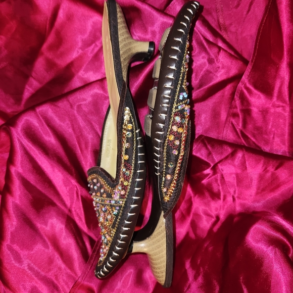 Unique sequins shoes with a kitten heel - Picture 2 of 5